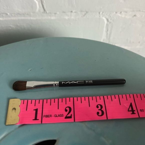 Mac 213 SE fluff brush- new - Picture 3 of 4